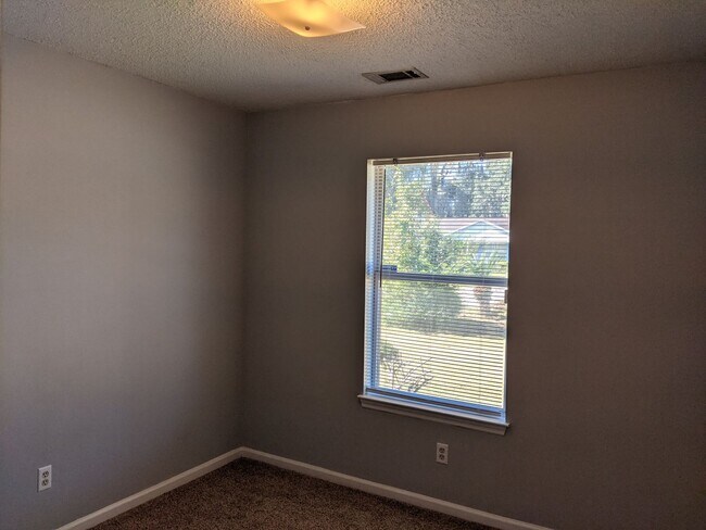 Building Photo - 1226 Roberts Way