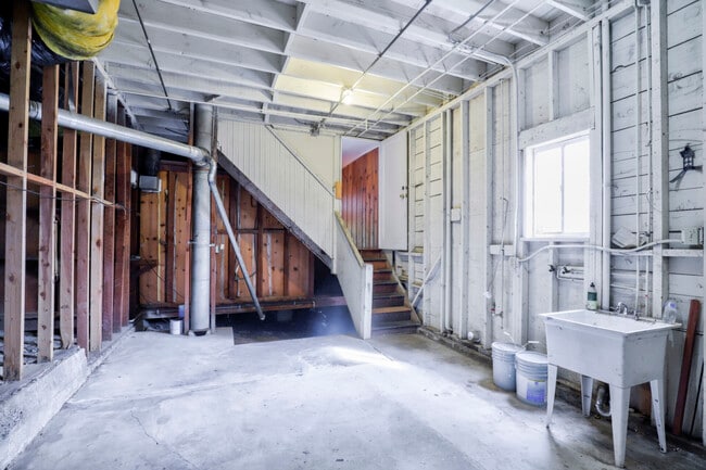 Building Photo - 733 Grosvenor Pl
