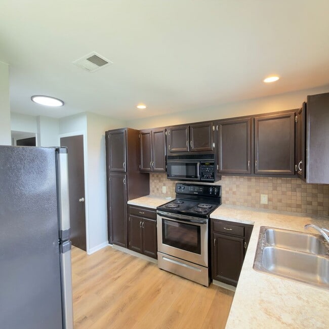 Building Photo - 2 Bedroom Upper Duplex in Breton Village!