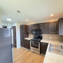 Building Photo - 2 Bedroom Upper Duplex in Breton Village!