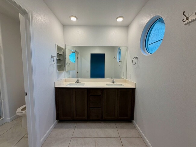 Building Photo - 3 BED 2.5 BATH 2 CAR GARAGE TOWNHOUSE FOR RENT LOCATED IN CADENCE MASTER COMMUNITY