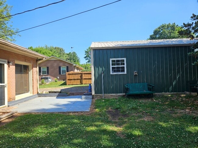 Building Photo - 504 Wren Rd