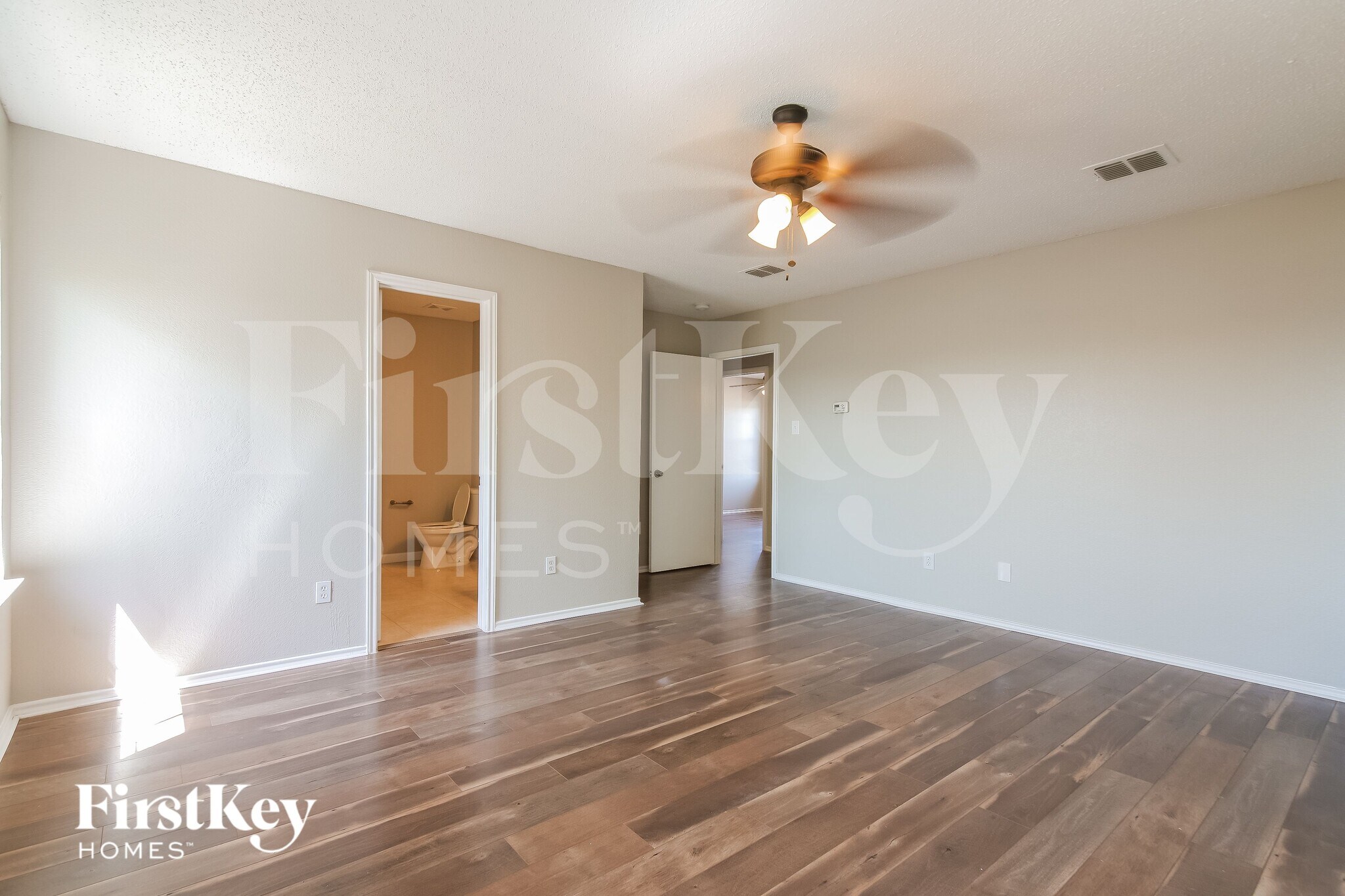 Building Photo - 916 Simi Dr