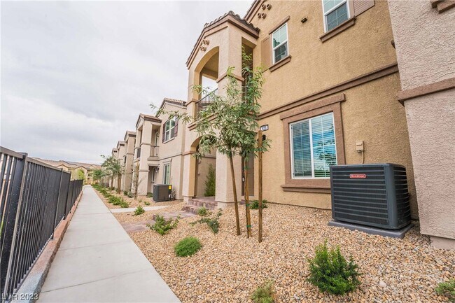 Building Photo - 623 Sedum Ave.
