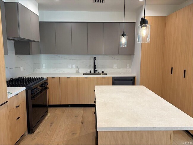 Building Photo - 10352 Riverside Dr