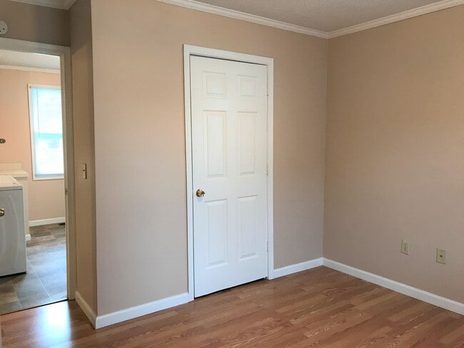 Building Photo - Lovely 3 Bedroom/2 Bathroom… Waiting for Y...