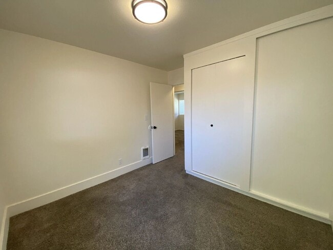 Building Photo - 757 NE Alameda Ave
