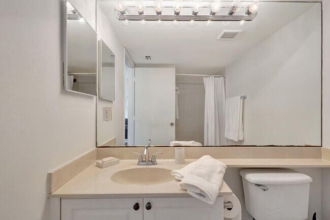 Building Photo - 1400 Crestwood Ct S