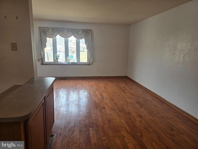 Building Photo - 524 Longshore Ave