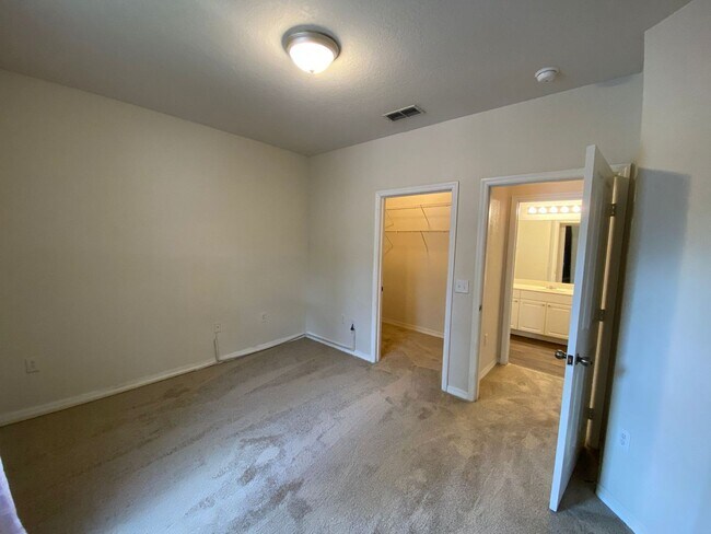 Building Photo - Top floor - 2 Bedrooms, 2 Bathrooms
