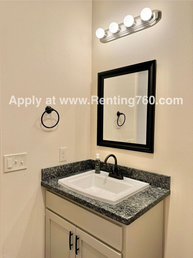 Building Photo - Newer 4 Bedroom 3 Bathroom Home With Solar...
