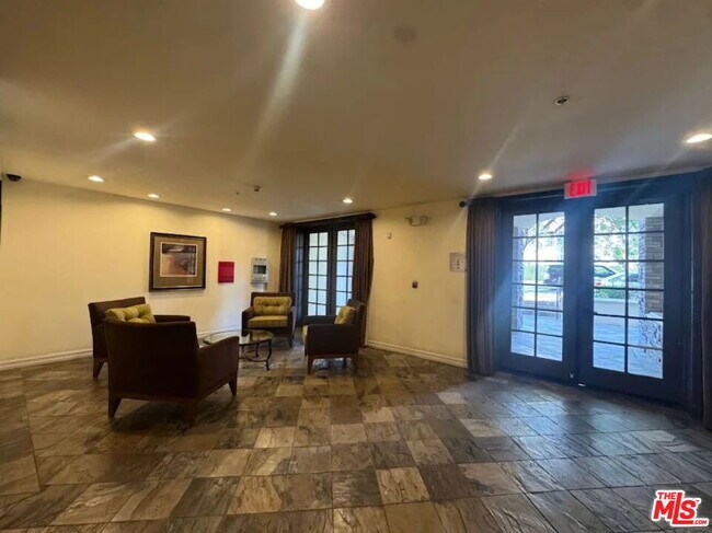 Building Photo - 14242 Burbank Blvd