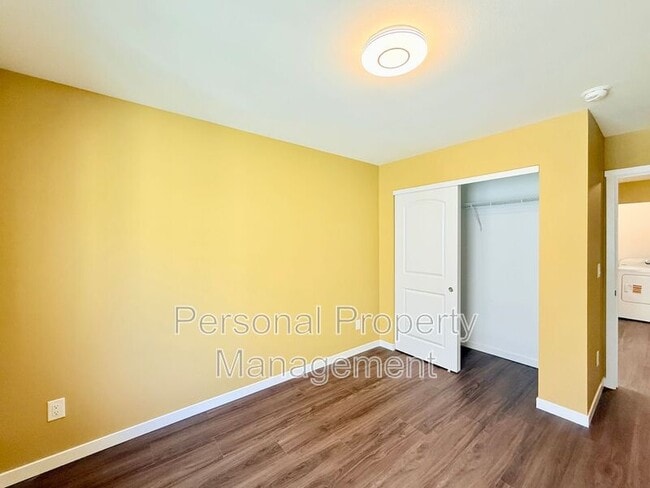 Building Photo - 5715 NE 74th Ct