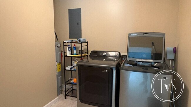 Building Photo - RATE DROP ALERT (was $2000/month) & SUMMER...
