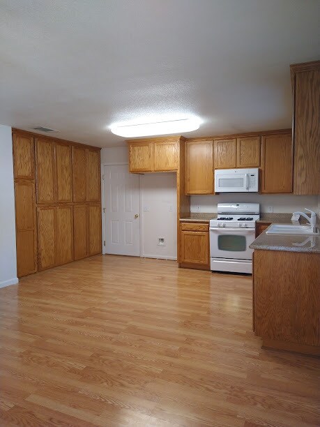 Building Photo - 7817 Clearview Dr