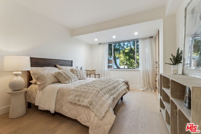 Building Photo - 818 N Doheny Dr