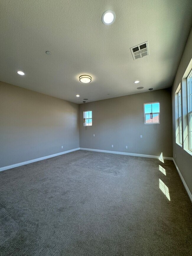 Building Photo - Modern 5 Bed, 4.5 Bath Home in Tustin Legacy