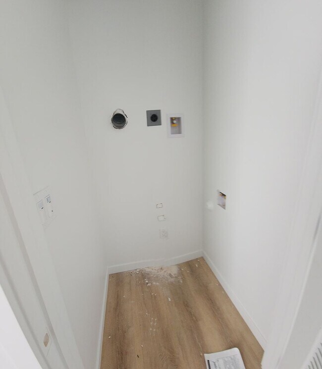 Building Photo - VERY CLOSE TO CAMPUS!! PRIME LOCATION!!! B...