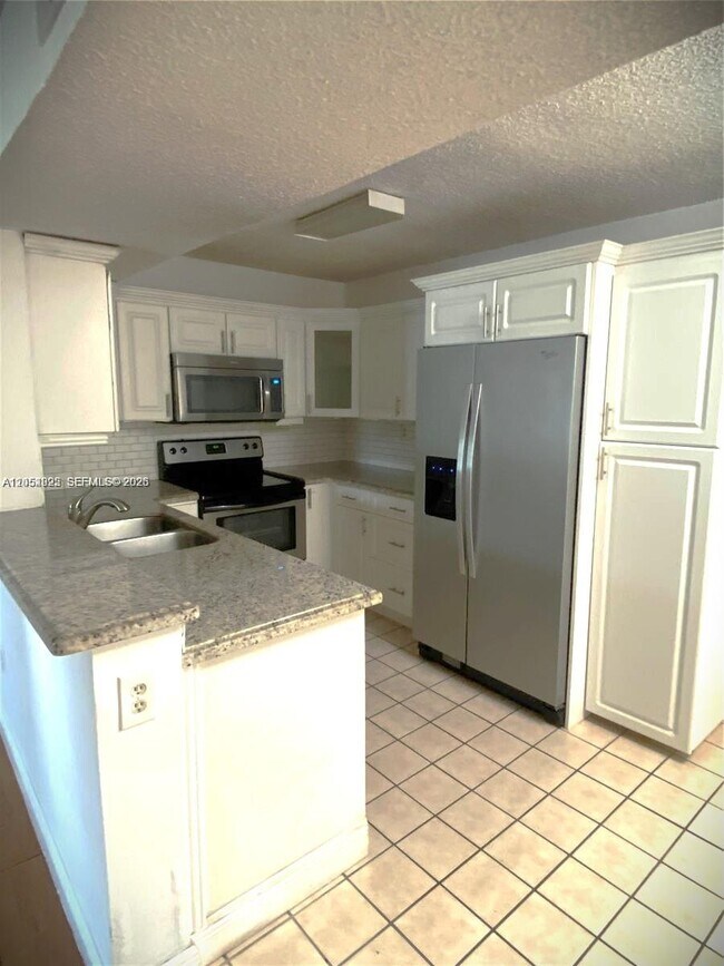 Building Photo - 300 Palm Cir W