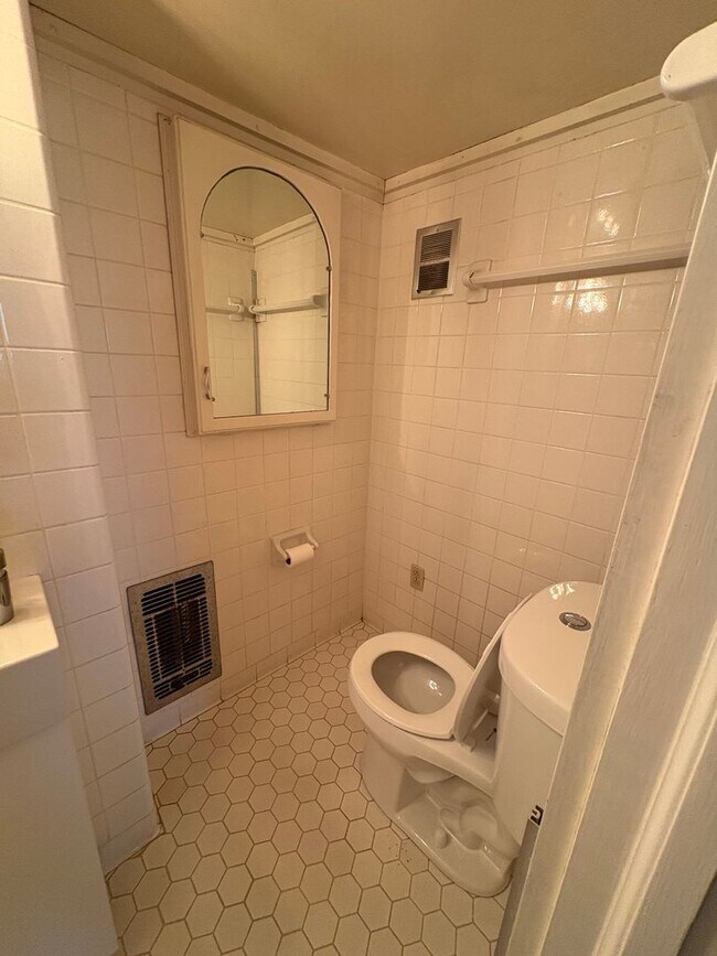 Building Photo - 3 bedroom 3 bath in Spartanburg with Lots of Space !!! Workshop in the garage!!