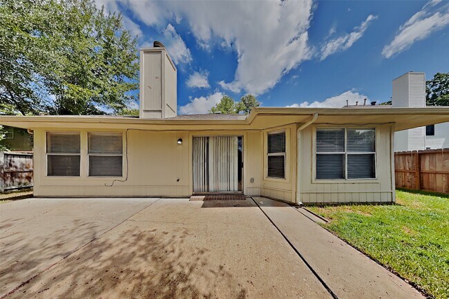 Building Photo - 20423 Drakewood Dr