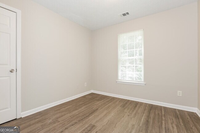 Building Photo - 6125 Pineneedle Dr SW