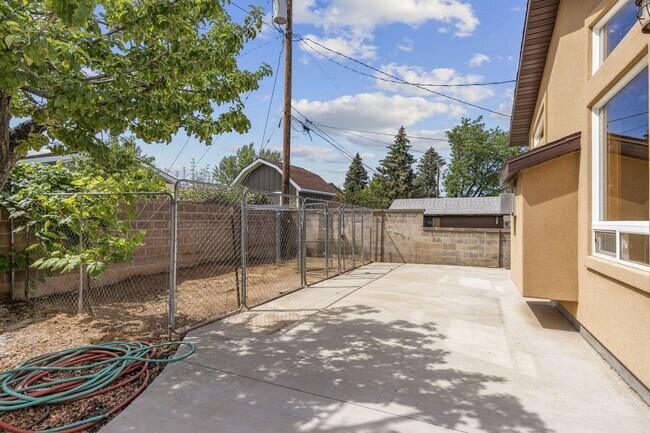 Building Photo - Single Family Home Close to SUU and Cedar High School