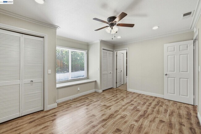 Building Photo - 325 Goshen Ct