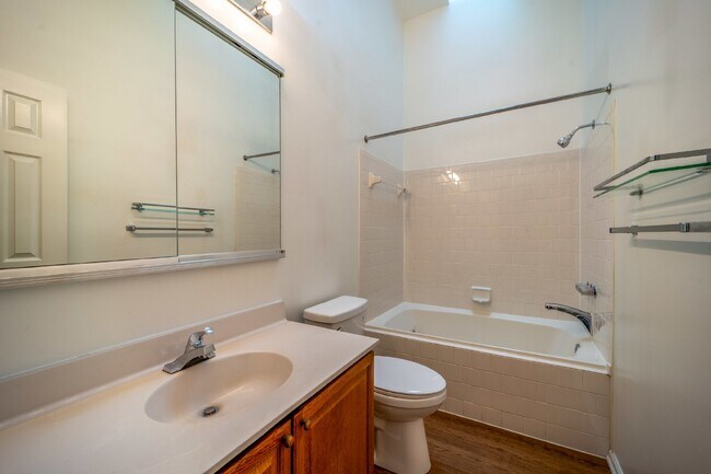 Building Photo - Three-level end unit townhome!