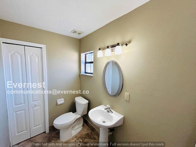 Building Photo - 6 Bed/4 Bath Home with Garage / Pet-Friendly / Available Now!