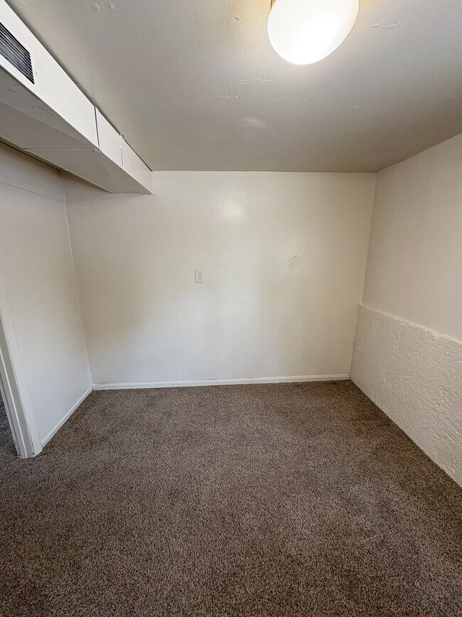 Building Photo - Spacious and charming 4 Bed Home in Convenient West Toledo Location