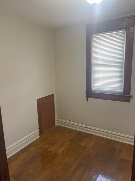 Building Photo - 607 N Sycamore St