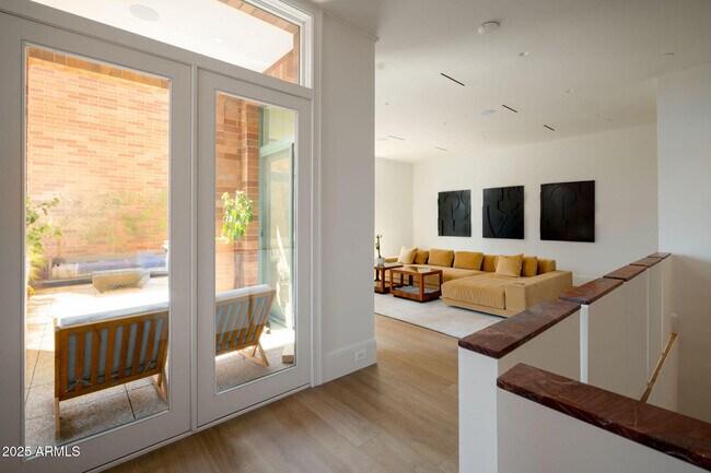 Building Photo - 50 W Palm Ln