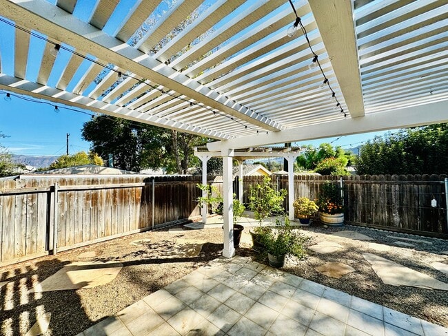 Building Photo - Welcome To Your Upgraded Oak View Home!