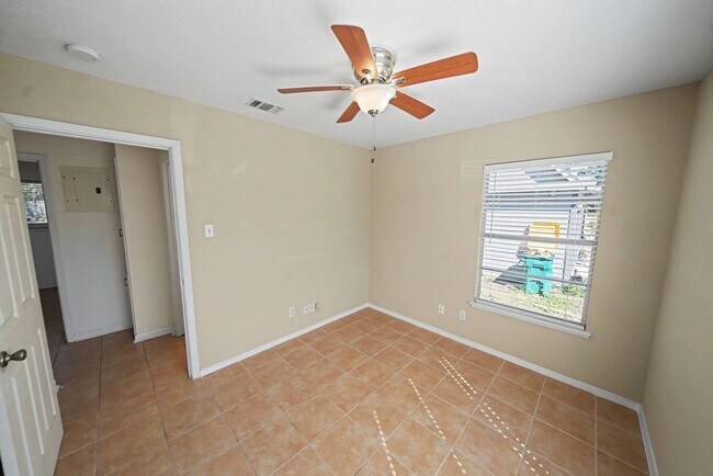 Building Photo - 823 Straight Ln