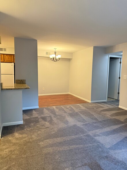 Building Photo - 212 Pinewood Dr