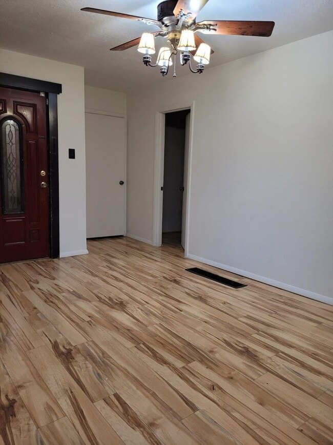Building Photo - 3 Bedroom/2 Bathroom Salt Lake City