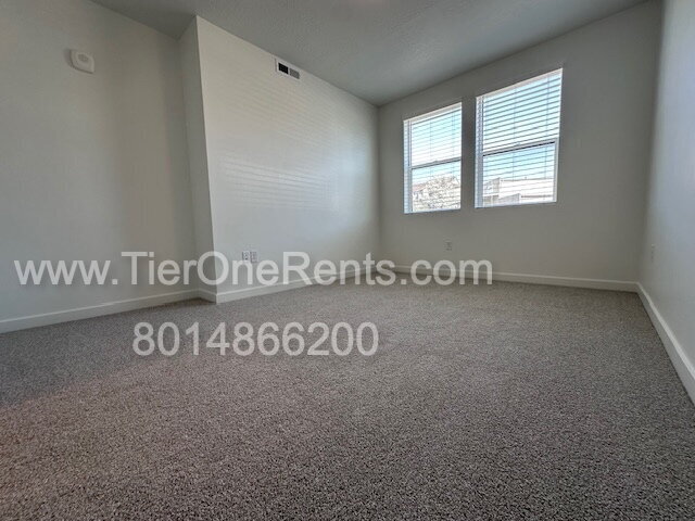 Building Photo - Move-in special:  First month's rent free!