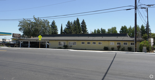 Building Photo - The Redwood Apartments