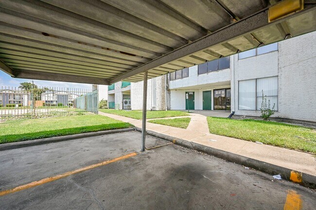 Building Photo - 2826 S Bartell Dr