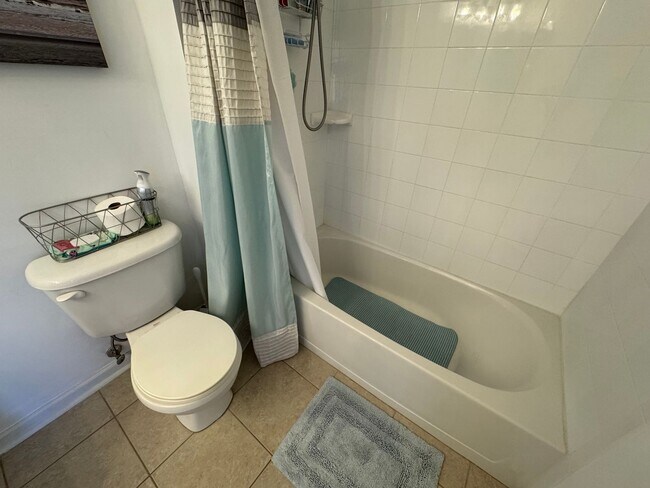 Building Photo - Gorgeous 3BD/2BA Waterfront Corner Unit in Gated Community!