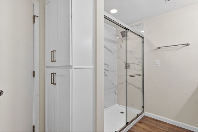 Building Photo - Updated 4BD Lake Oswego Home - Prime Location