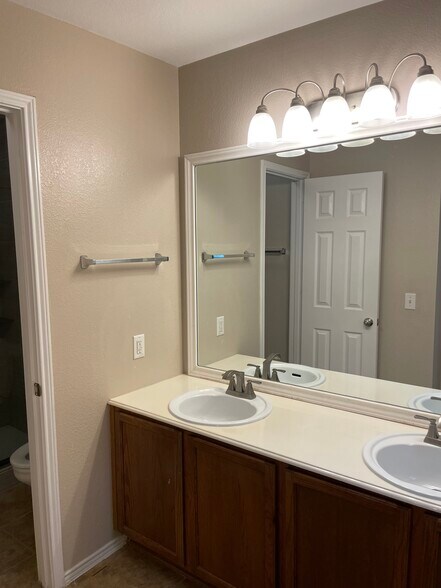 Building Photo - 2220 Stoneleigh Pl