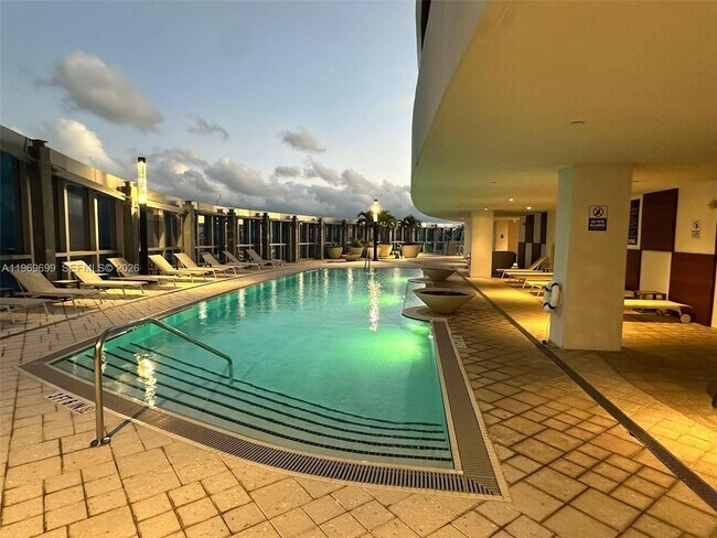 Building Photo - 851 NE 1st Ave