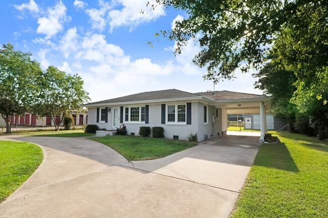 Building Photo - RENOVATED 2 BR, 1.5 BA W/ DETACHED GARAGE/ STORAGE - PIKEVILLE SCHOOLS