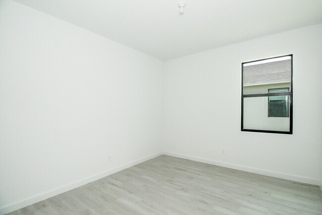 Building Photo - 5929 SE Sky Blue Cir