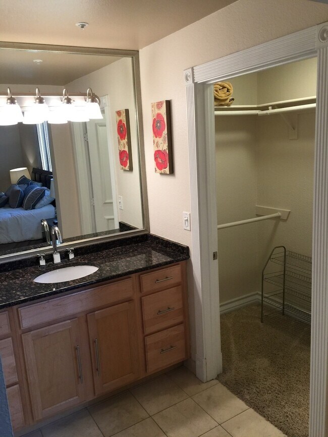 Building Photo - Long or short term available!  Live in luxury in this fully furnished 2 bedroom condo.