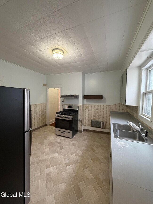 Building Photo - 1111 Parkwood Blvd