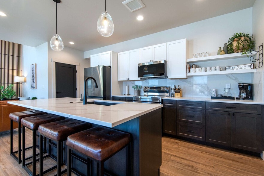 Building Photo - 690 Stone Peak Lp