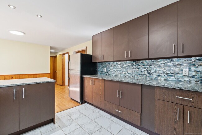 Building Photo - 67 Hicock Dr